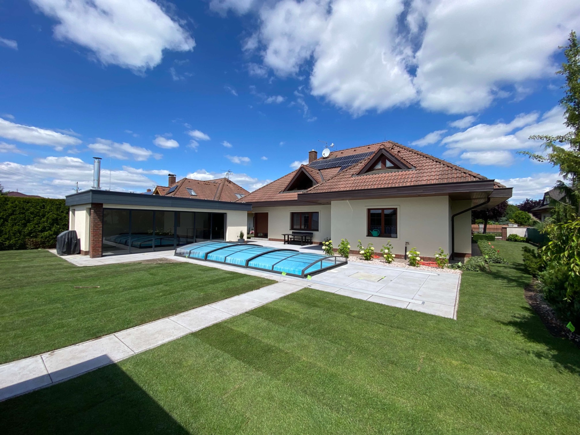 Zázemí s bazénem a zahradním domkem k RD - Srch