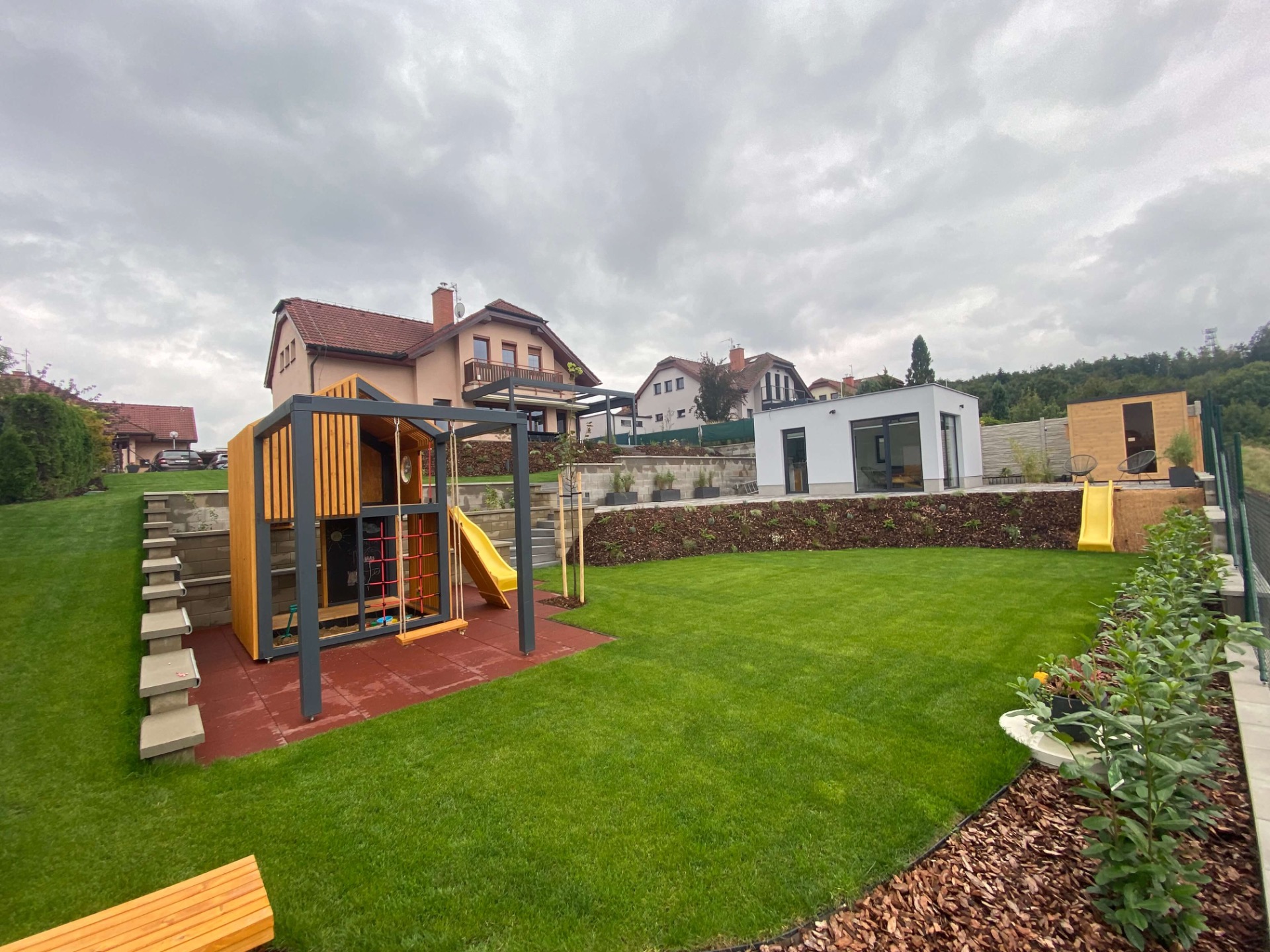 Nové zázemí se zahradním domkem, zahradou se saunou a dětským hřištěm u RD - Roudnička